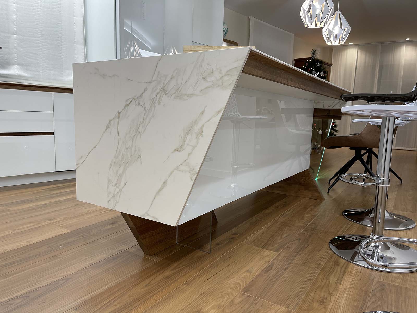 Cocina con isla y acabados madera
