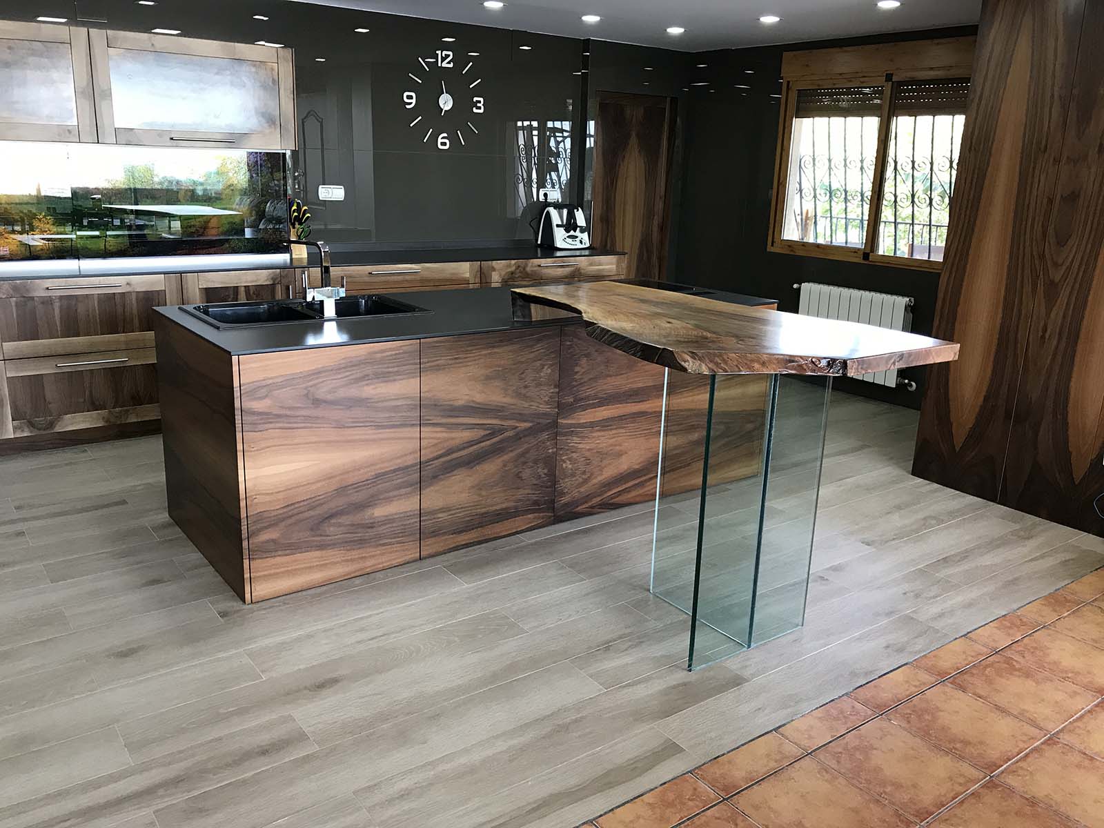 Cocina elegante en tonos negros y dorados